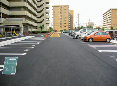アスファルト舗装の駐車場